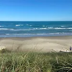 Black Wooden Summer House By The West Coast بيت للعطل