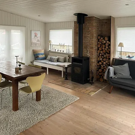 Black Wooden Summer House By The West Coast Prázdninový dům *