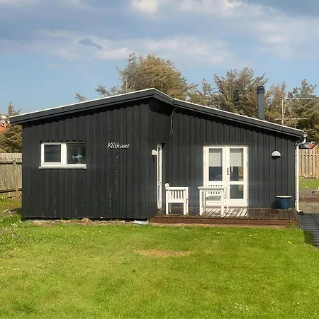 Black Wooden Summer House By The West Coast Dom wakacyjny Løkken